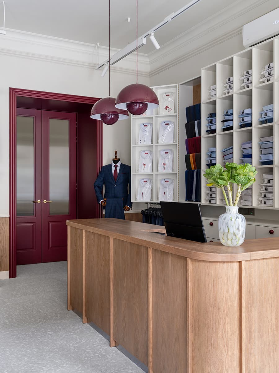 Элегантный интерьер магазина мужской одежды с отсылками к портному делу — проект студии «ПОРА»