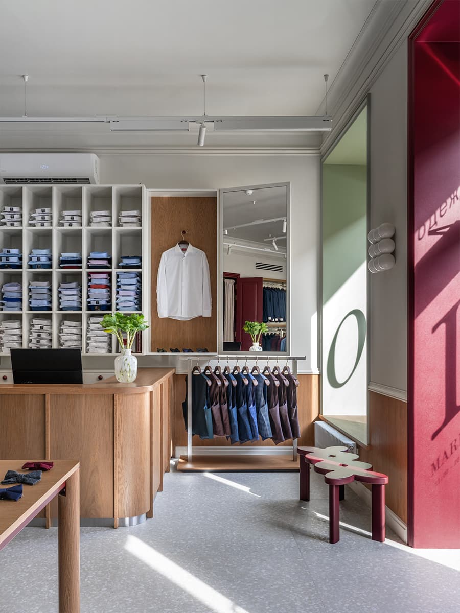 Элегантный интерьер магазина мужской одежды с отсылками к портному делу — проект студии «ПОРА»