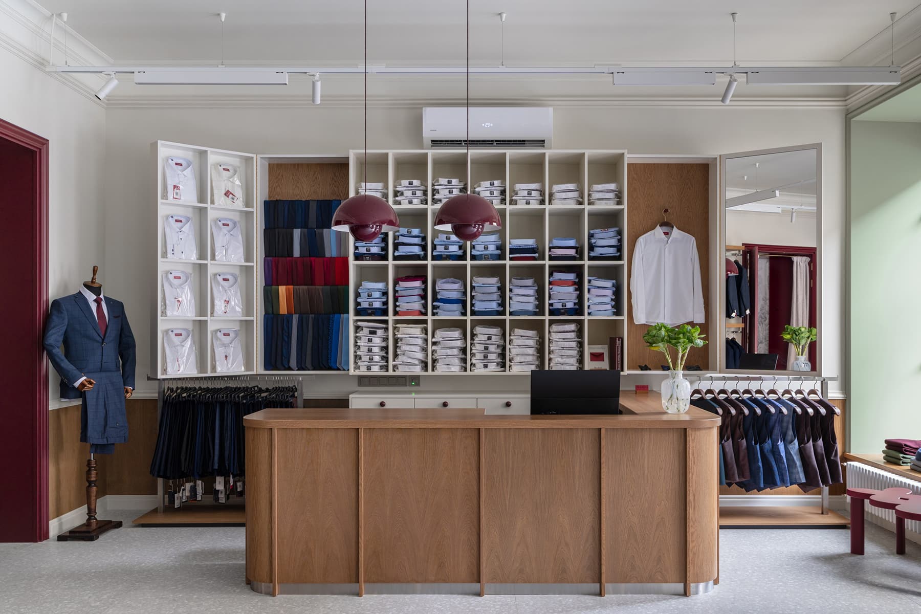 Элегантный интерьер магазина мужской одежды с отсылками к портному делу — проект студии «ПОРА»
