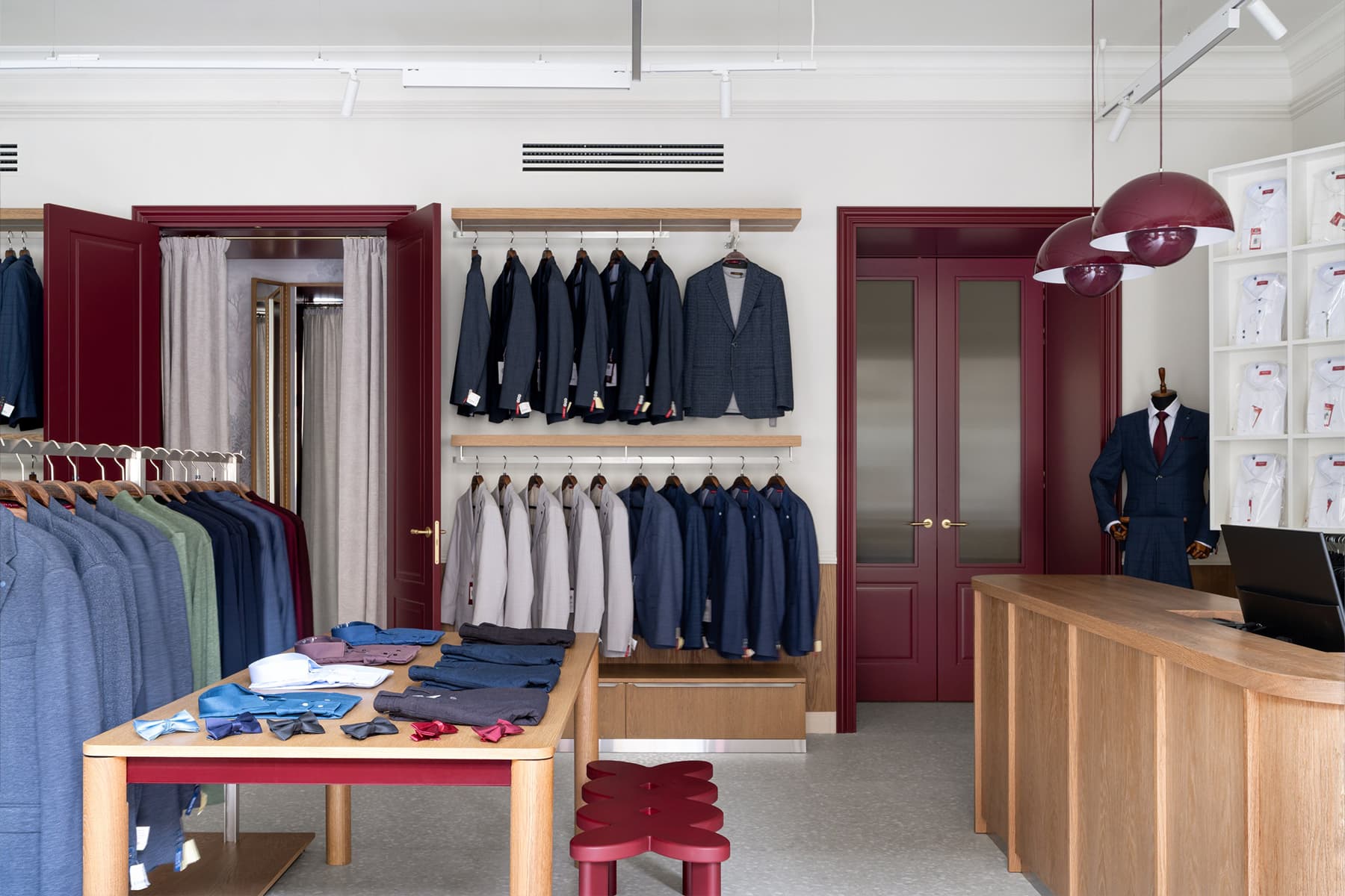 Элегантный интерьер магазина мужской одежды с отсылками к портному делу — проект студии «ПОРА»
