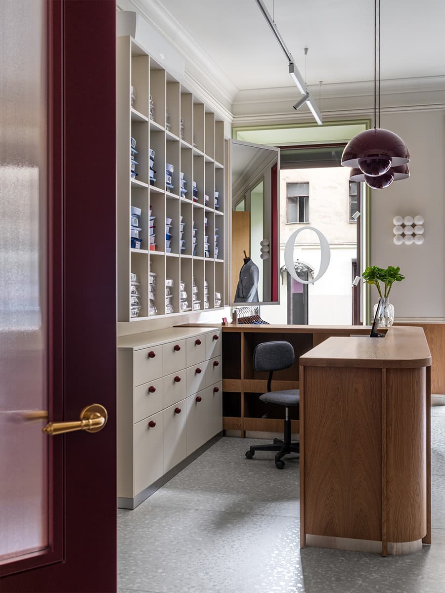 Элегантный интерьер магазина мужской одежды с отсылками к портному делу — проект студии «ПОРА»