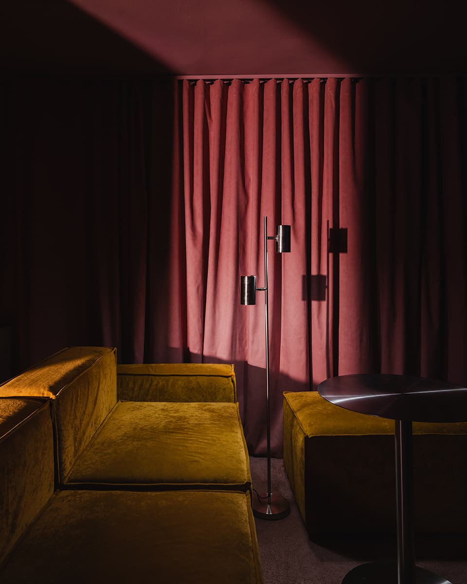 Интерьер караоке в стиле кинематографичного отеля — проект Майи Рожновской