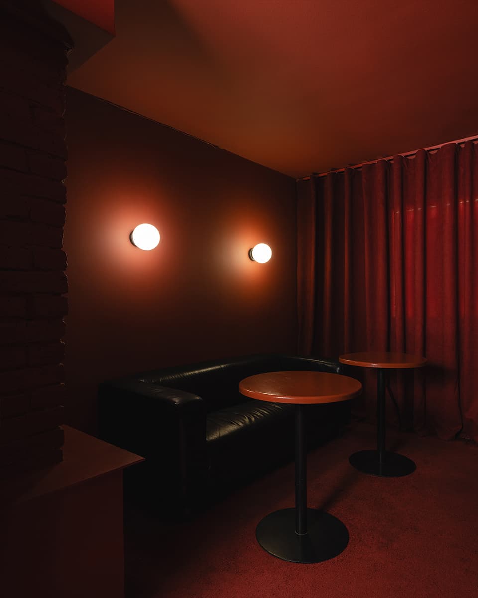Интерьер караоке в стиле кинематографичного отеля — проект Майи Рожновской