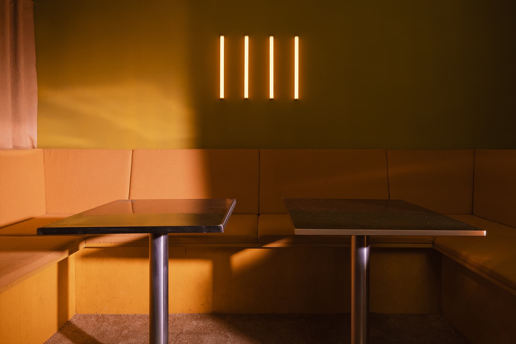 Интерьер караоке в стиле кинематографичного отеля — проект Майи Рожновской