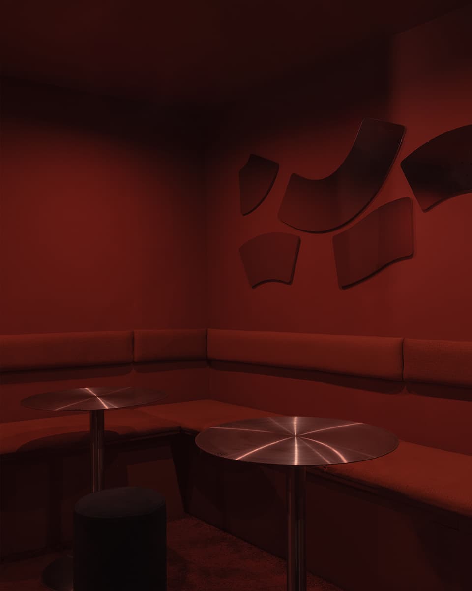 Интерьер караоке в стиле кинематографичного отеля — проект Майи Рожновской