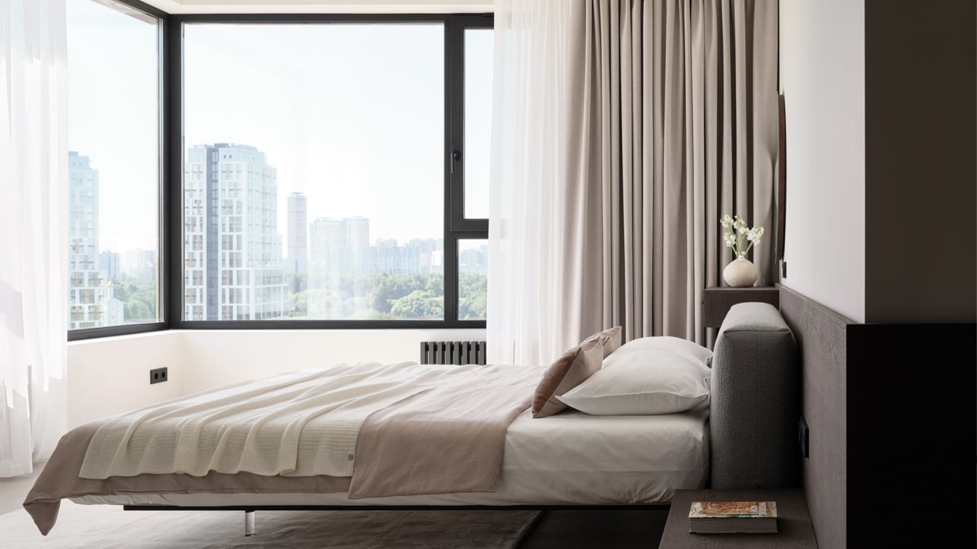 Травертин и шпон дуба в умиротворяющем интерьере московской квартиры — проект студии Alexander Tischler Травертин и шпон дуба в умиротворяющем интерьере московской квартиры — проект студии Alexander Tischler