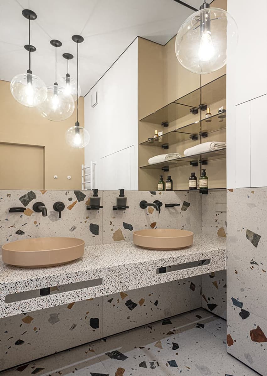 Интерьеры квартир с эффектной плиткой терраццо