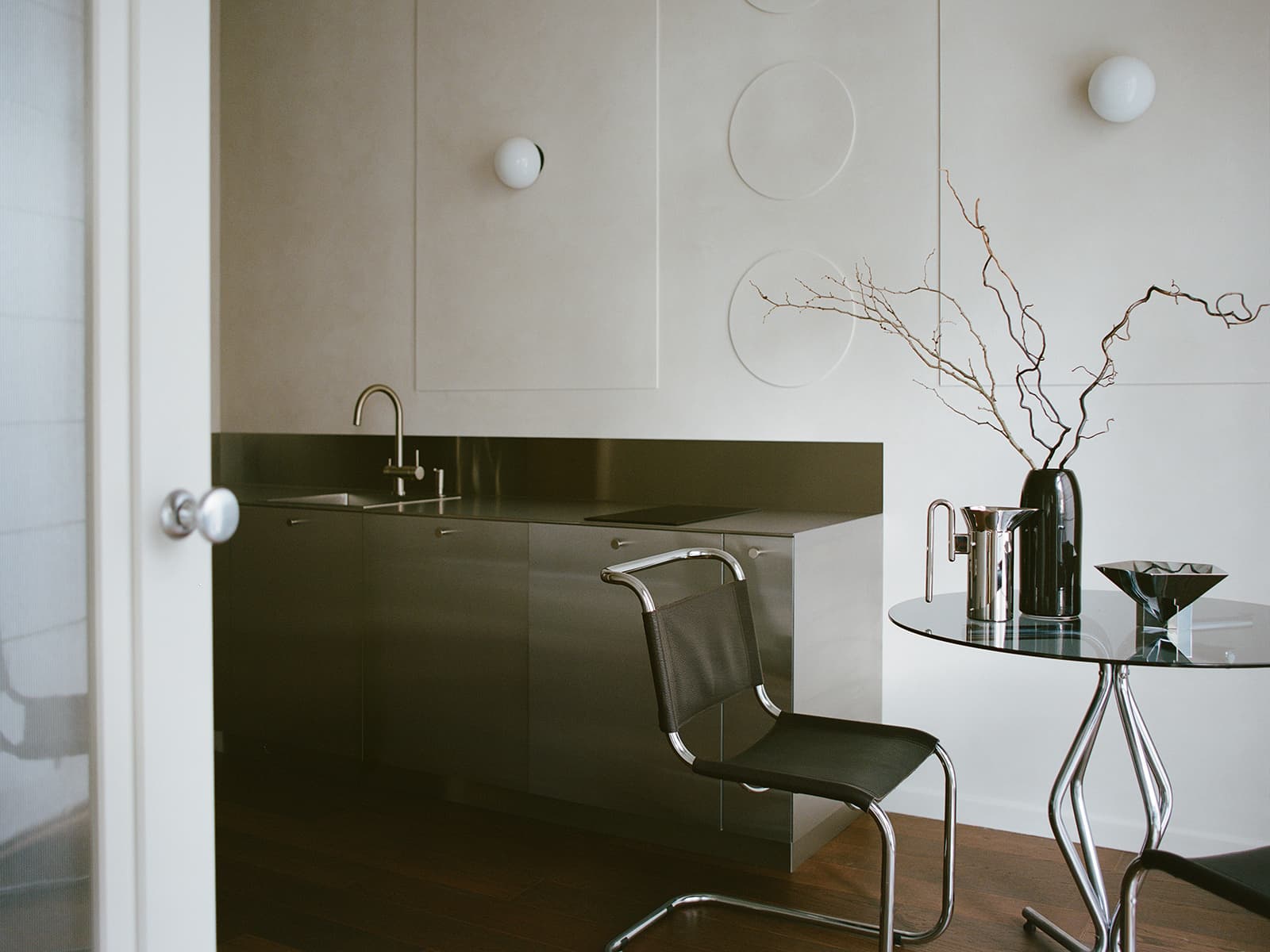 Распашные двери и кухня из нержавеющей стали в интерьере квартиры для мужчины — проект Юлии Даниловой-Нитусовой