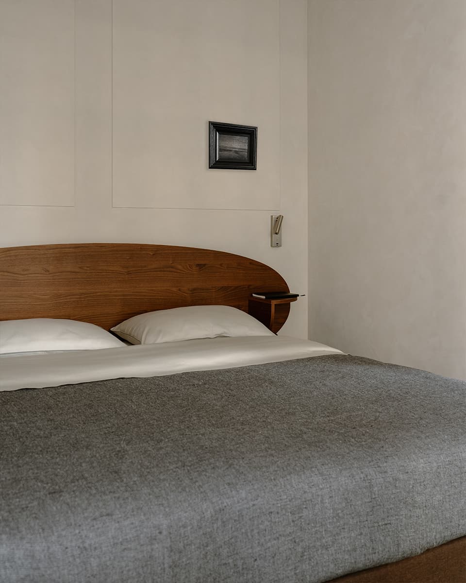 Распашные двери и кухня из нержавеющей стали в интерьере квартиры для мужчины — проект Юлии Даниловой-Нитусовой