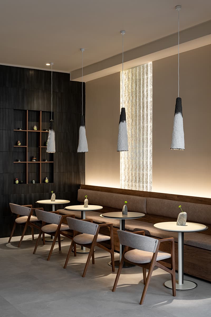 Необычные светильники и черная плитка в интерьере ресторана азиатской кухни в Казани — проект Луизы Альковой