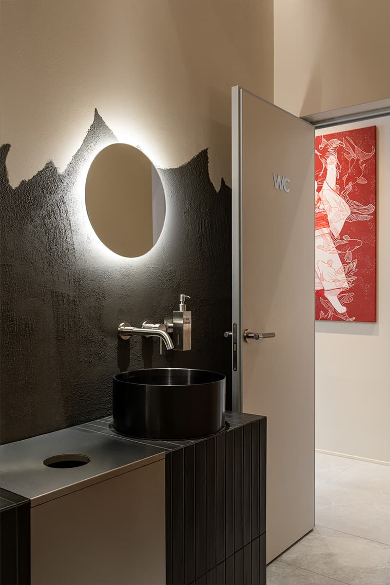 Необычные светильники и черная плитка в интерьере ресторана азиатской кухни в Казани — проект Луизы Альковой