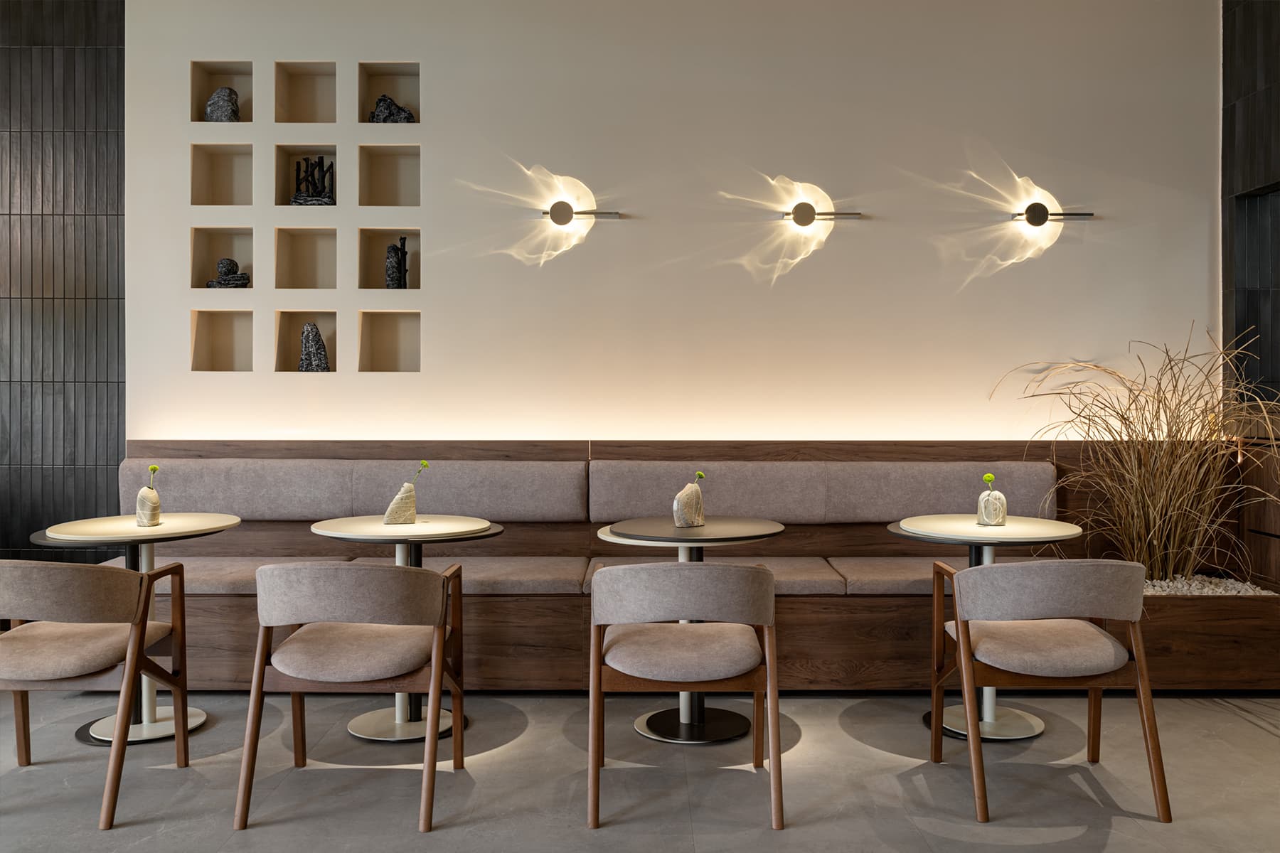 Необычные светильники и черная плитка в интерьере ресторана азиатской кухни в Казани — проект Луизы Альковой