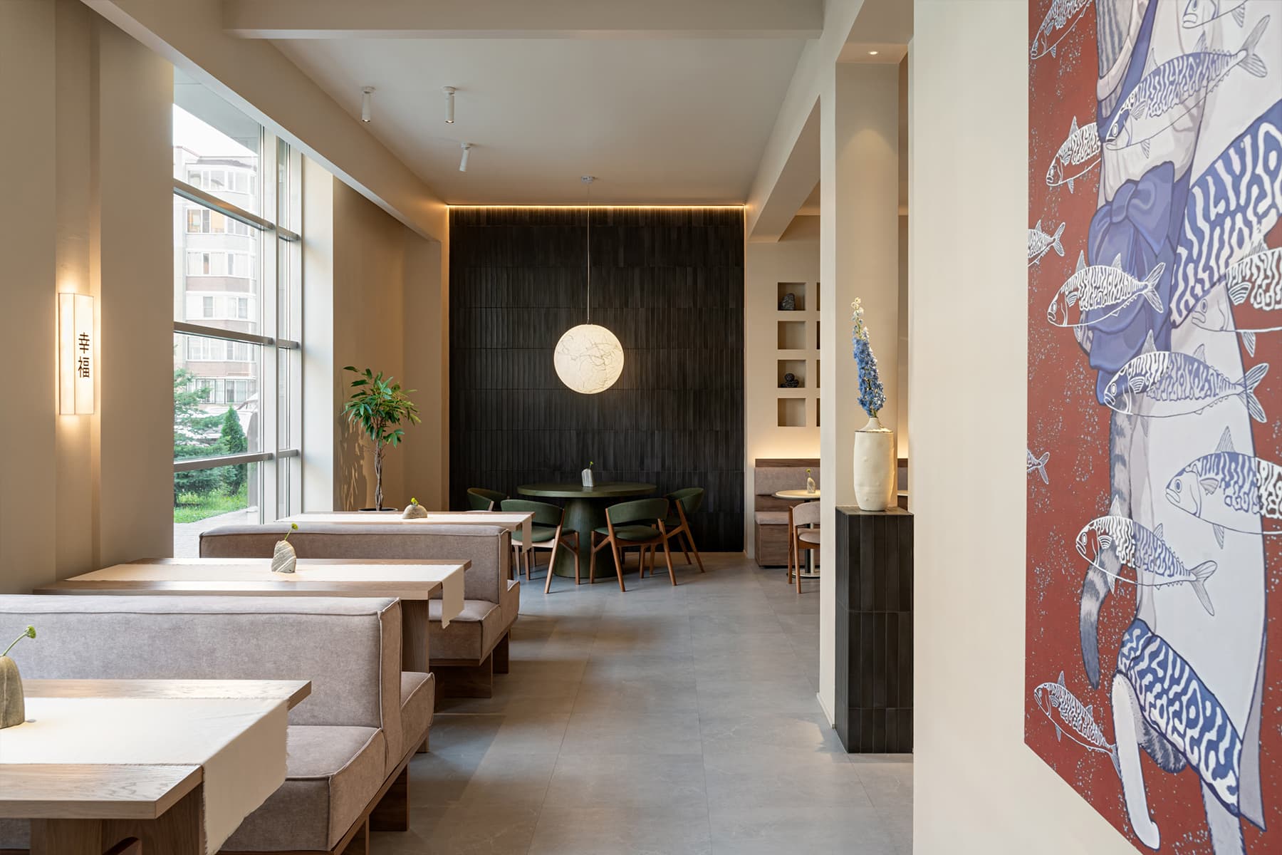 Необычные светильники и черная плитка в интерьере ресторана азиатской кухни в Казани — проект Луизы Альковой