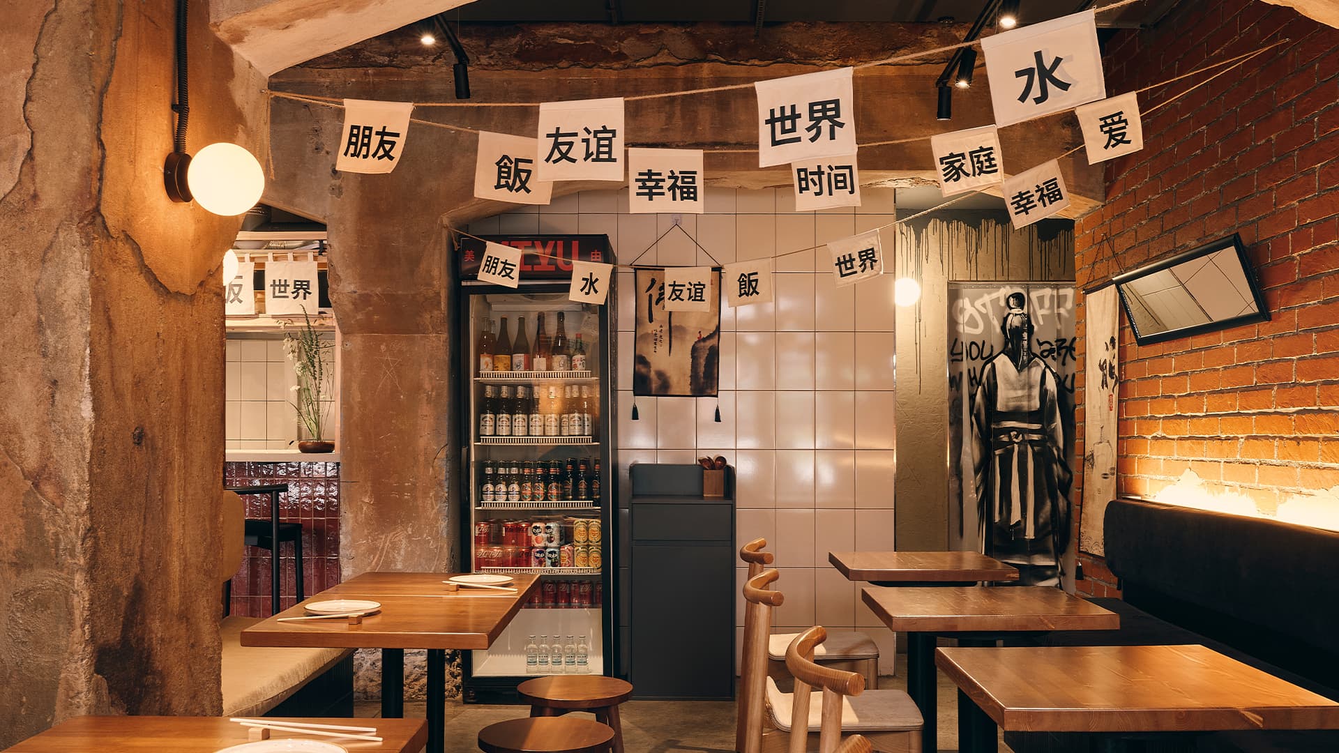 Брутальные фактуры и аутентичный декор в интерьере кафе азиатской кухни — проект Марии Бердник