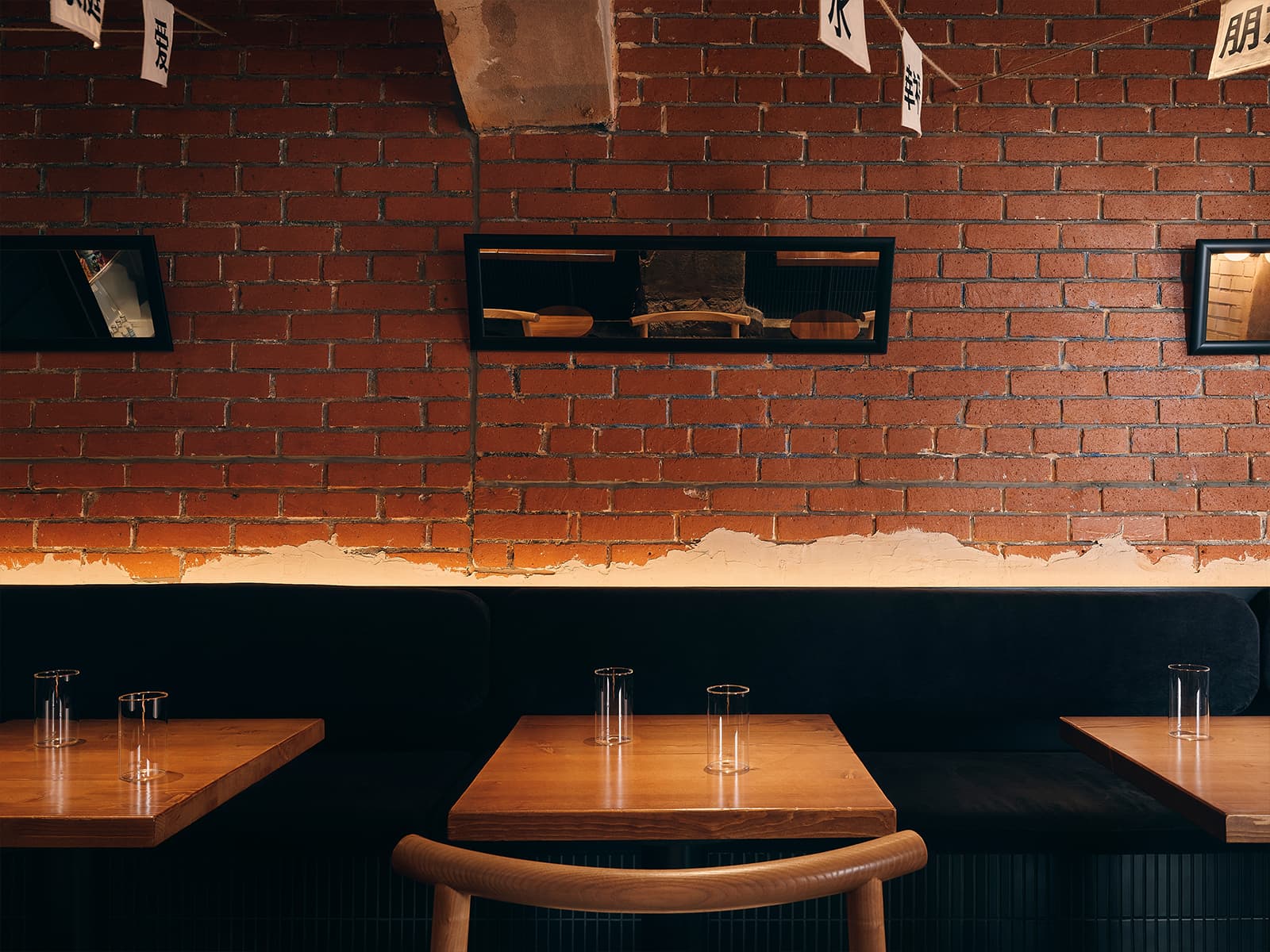 Брутальные фактуры и аутентичный декор в интерьере кафе азиатской кухни — проект Марии Бердник