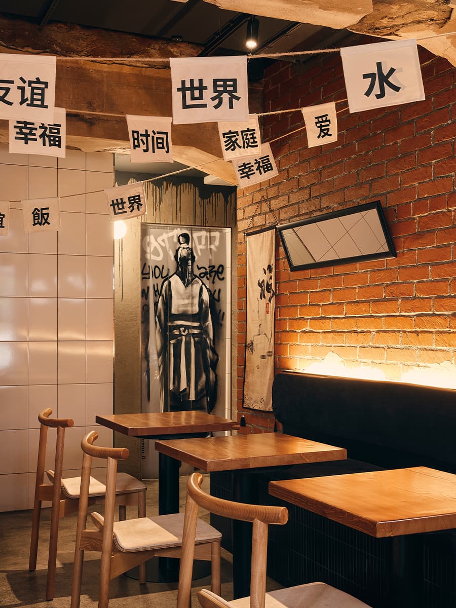 Брутальные фактуры и аутентичный декор в интерьере кафе азиатской кухни — проект Марии Бердник