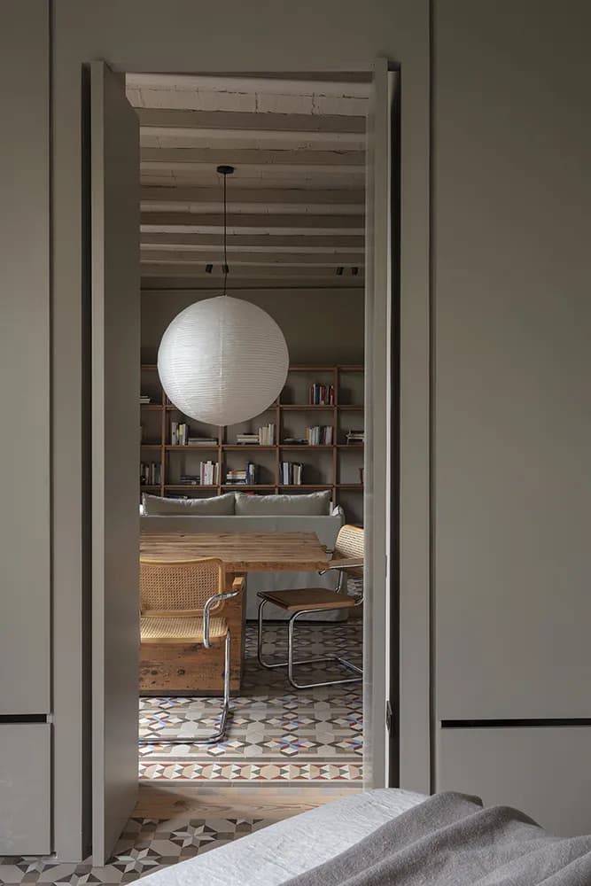 Историческая плитка и открытая планировка в отреставрированном интерьере квартиры — проект Ольги Пахарес