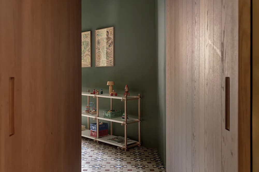 Историческая плитка и открытая планировка в отреставрированном интерьере квартиры — проект Ольги Пахарес