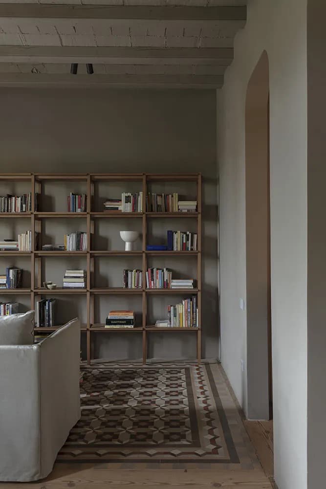 Историческая плитка и открытая планировка в отреставрированном интерьере квартиры — проект Ольги Пахарес