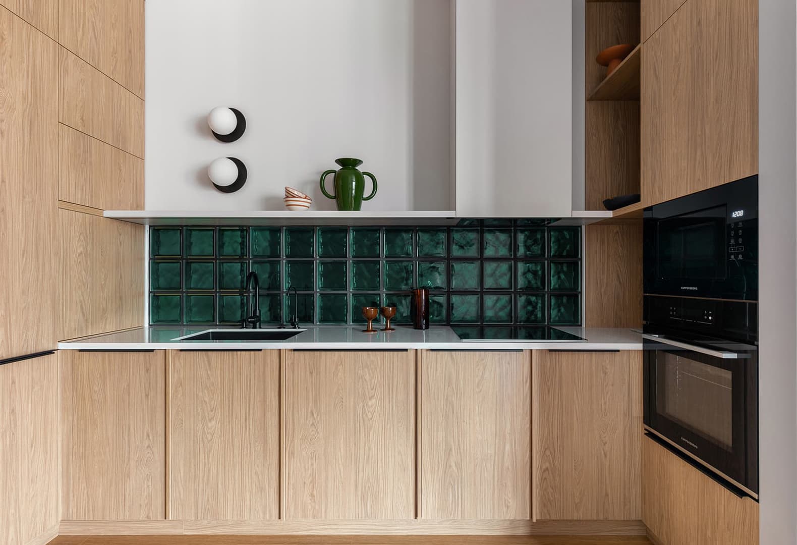 Интерьеры с кухнями из необычных материалов