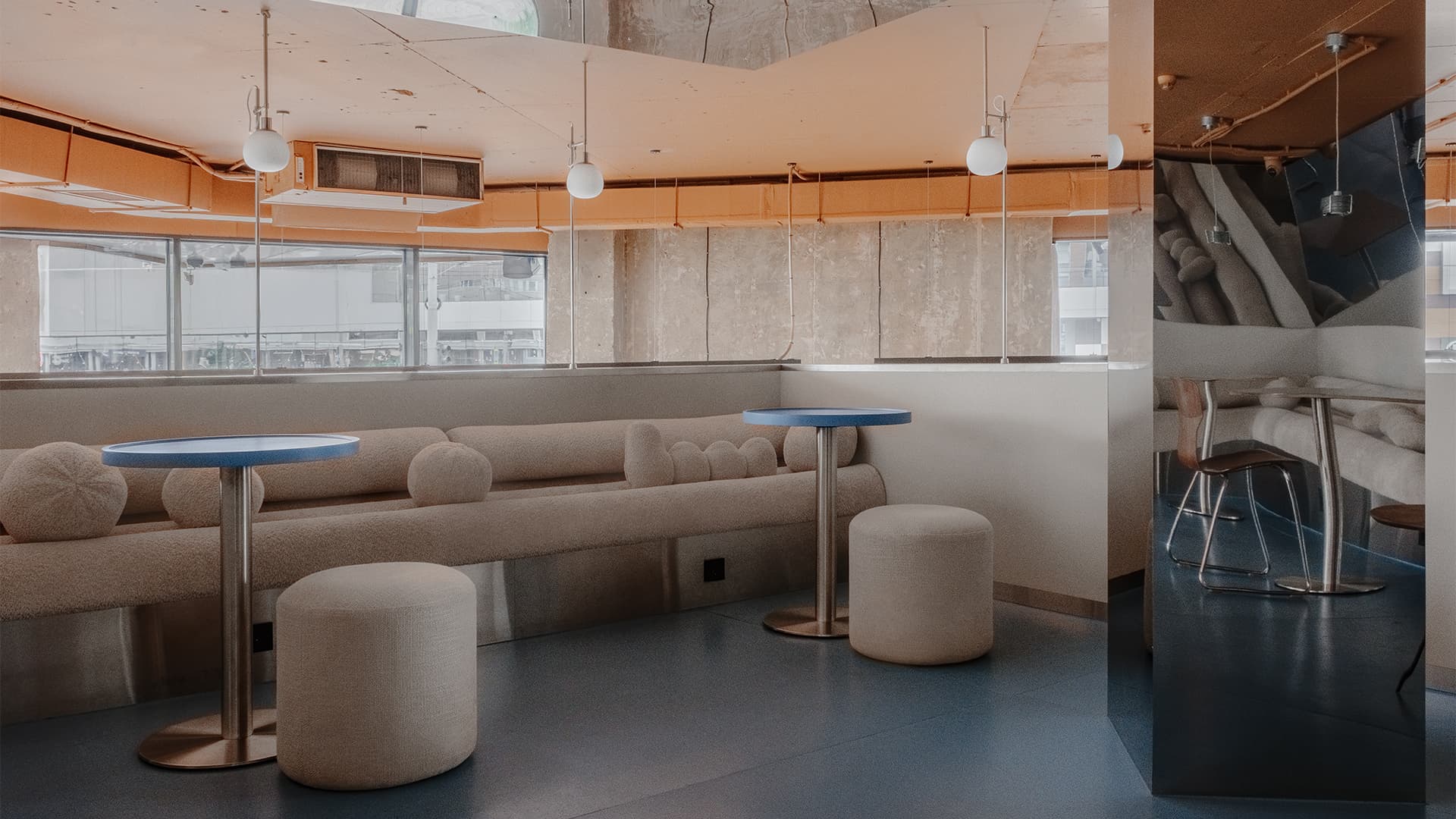 Ностальгический интерьер кофейни с каменным полом — проект дизайн-бюро «Согрет» Ностальгический интерьер кофейни с каменным полом — проект дизайн-бюро «Согрет»