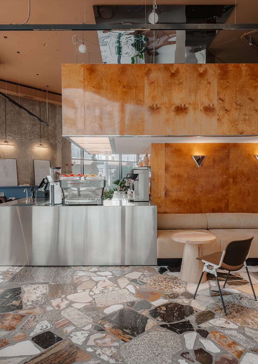 Ностальгический интерьер кофейни с каменным полом — проект дизайн-бюро «Согрет»