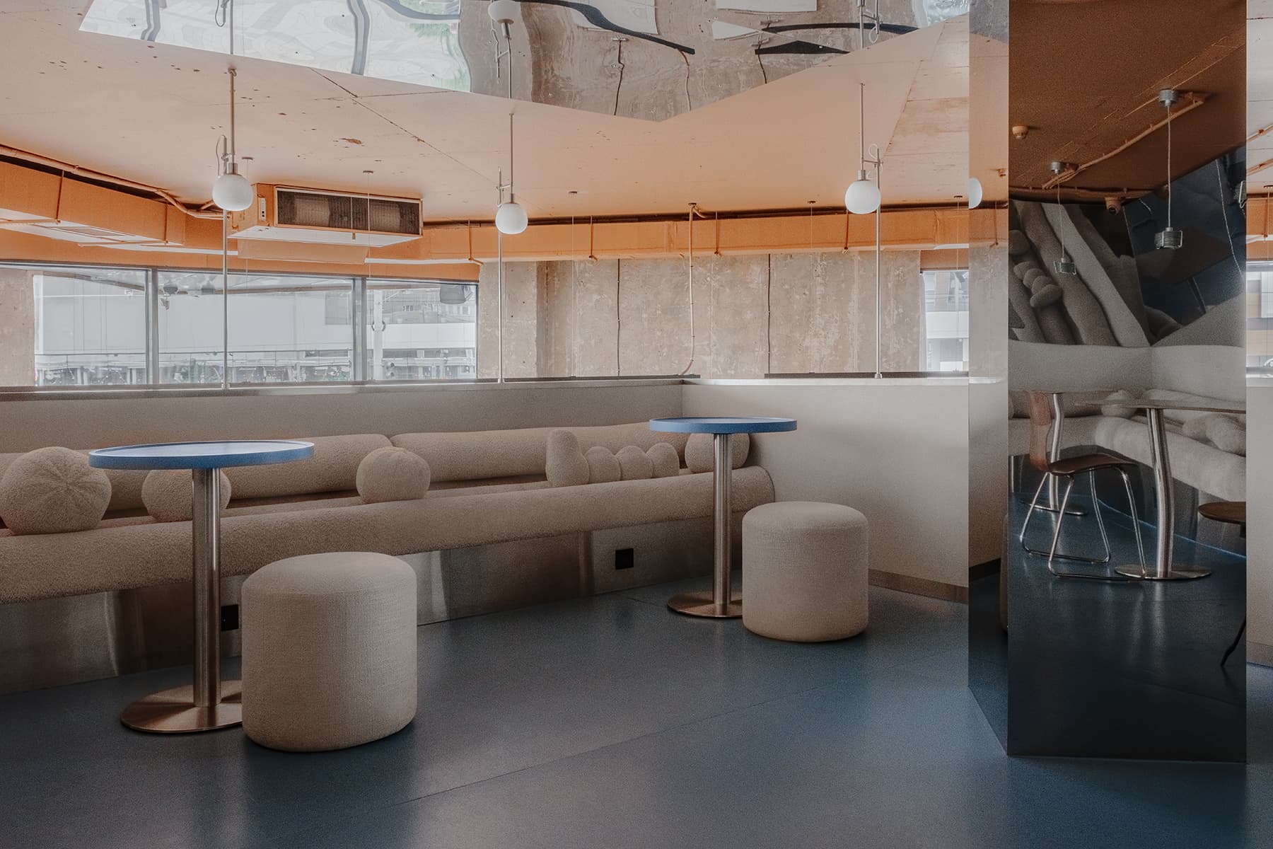 Ностальгический интерьер кофейни с каменным полом — проект дизайн-бюро «Согрет»