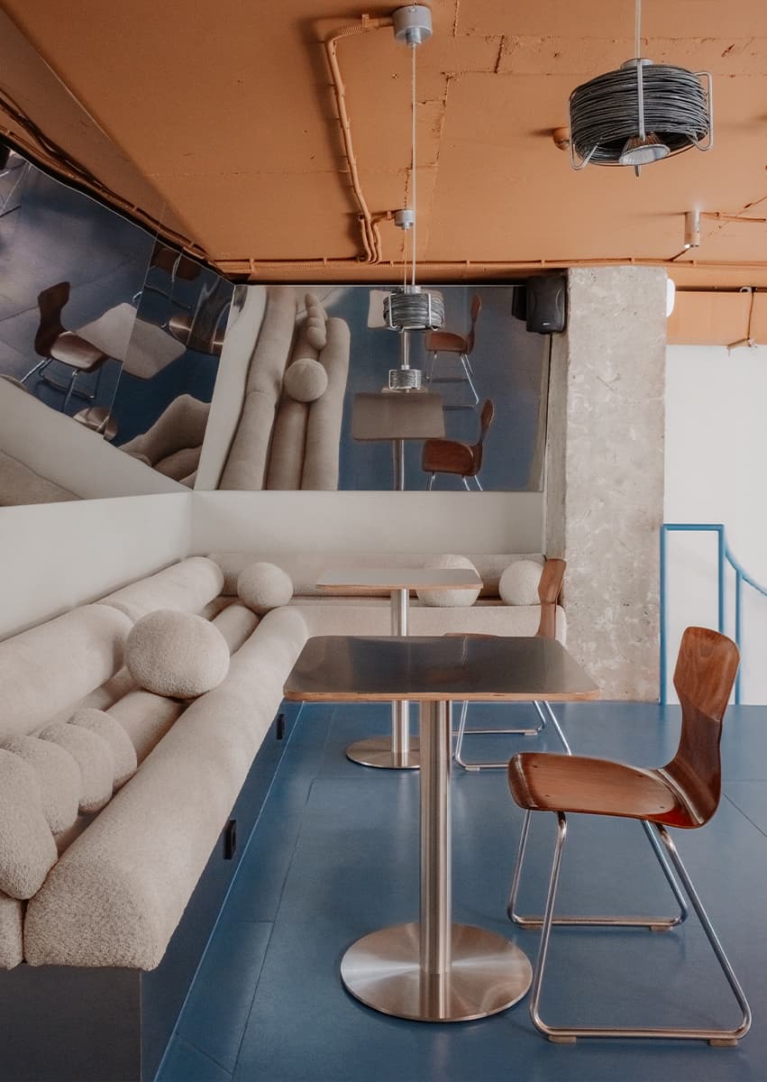 Ностальгический интерьер кофейни с каменным полом — проект дизайн-бюро «Согрет»