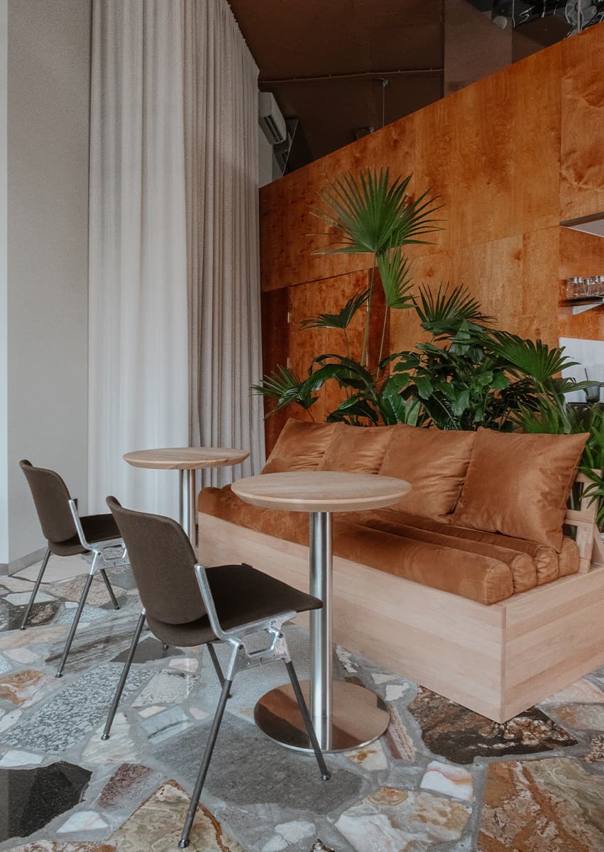 Ностальгический интерьер кофейни с каменным полом — проект дизайн-бюро «Согрет»