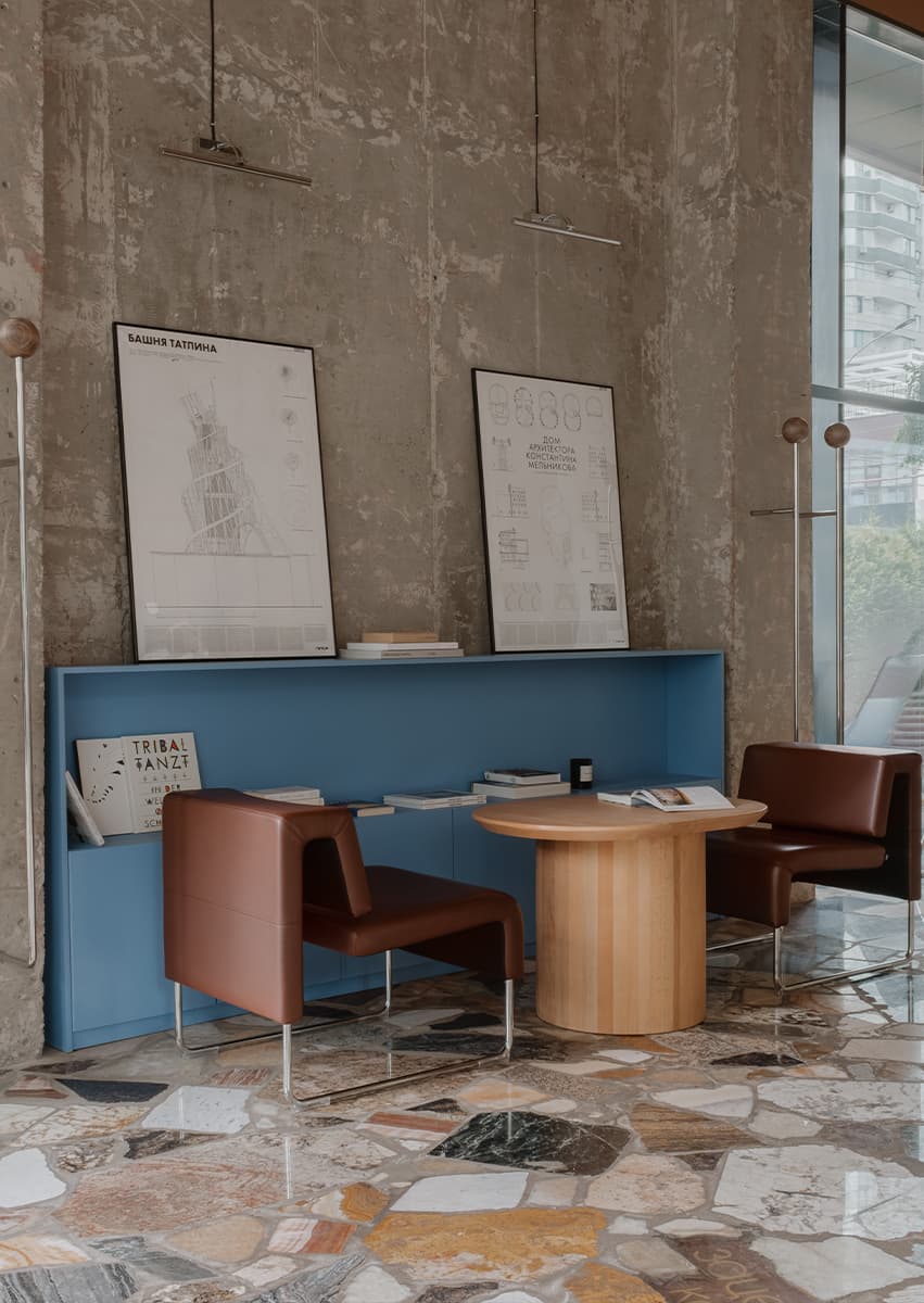 Ностальгический интерьер кофейни с каменным полом — проект дизайн-бюро «Согрет»