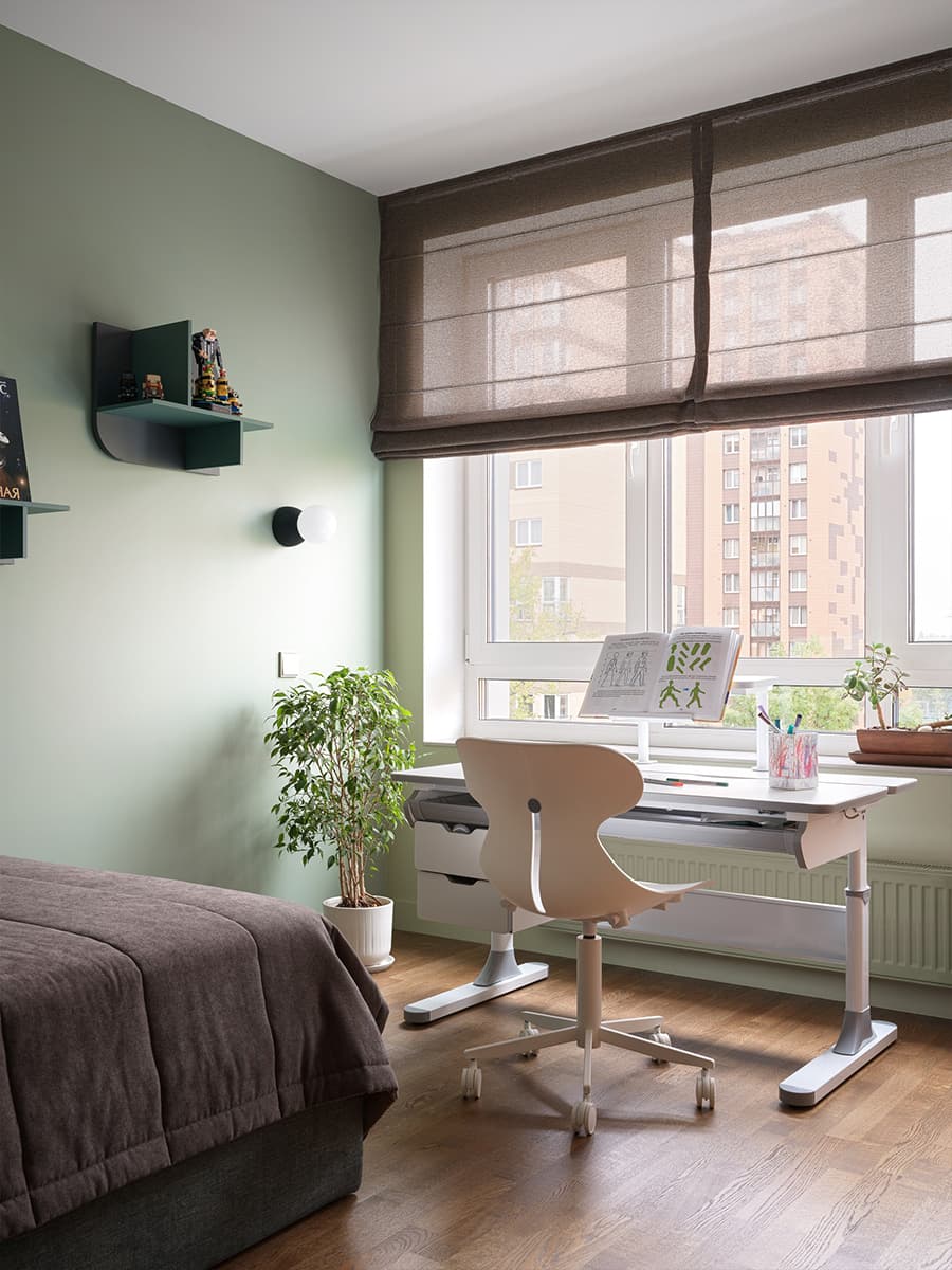 Теплые краски и скрытые хозяйственные блоки в интерьере семейной квартиры — проект Екатерины Дозорец