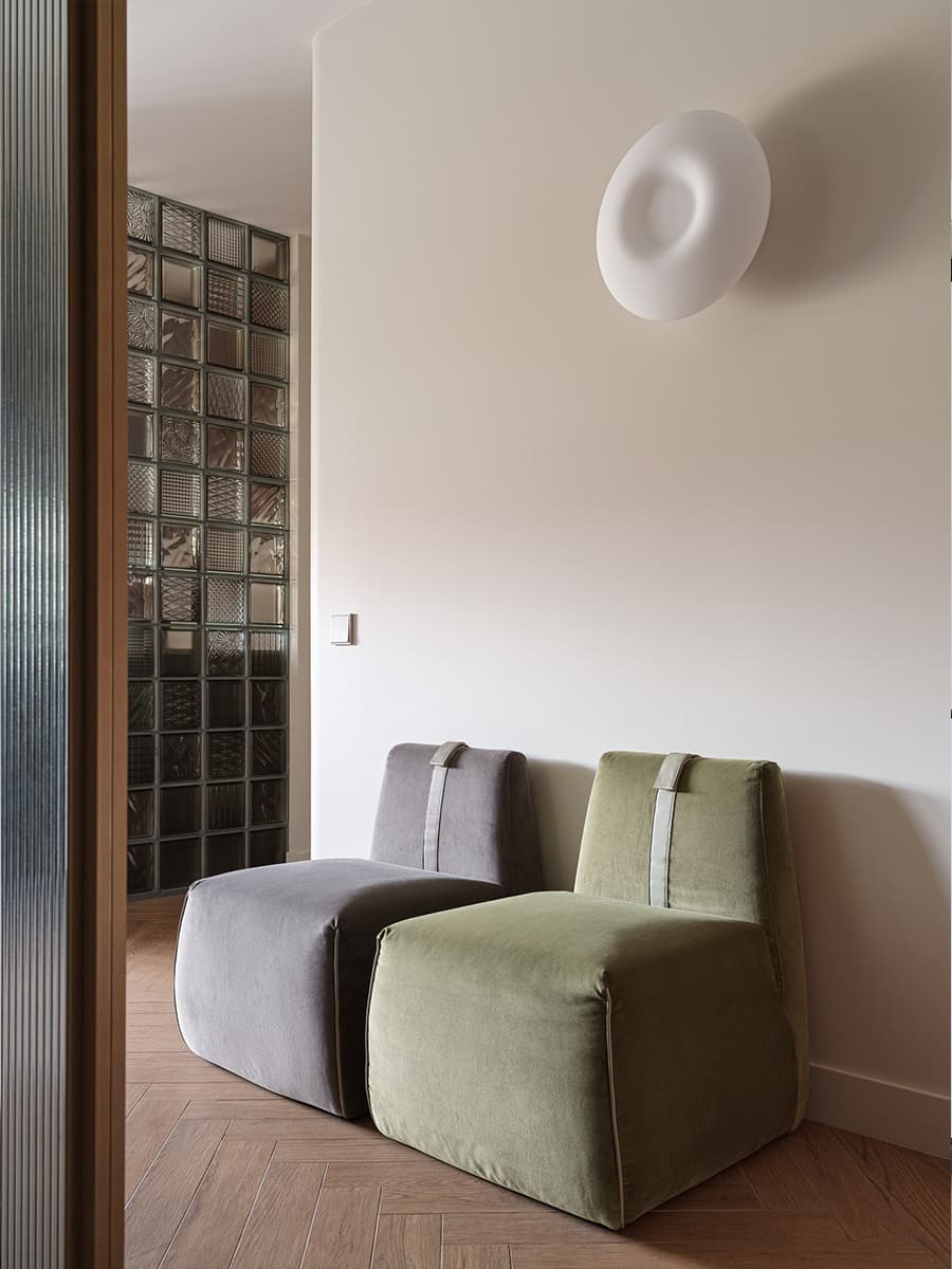 Теплые краски и скрытые хозяйственные блоки в интерьере семейной квартиры — проект Екатерины Дозорец