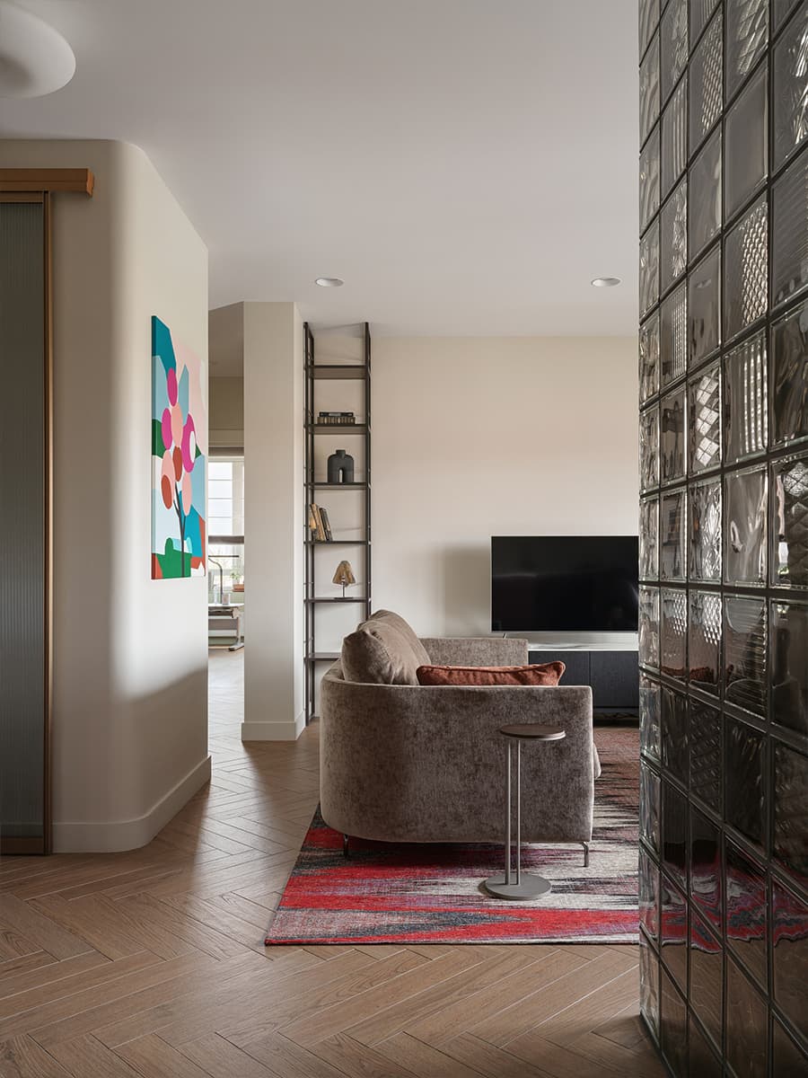 Теплые краски и скрытые хозяйственные блоки в интерьере семейной квартиры — проект Екатерины Дозорец