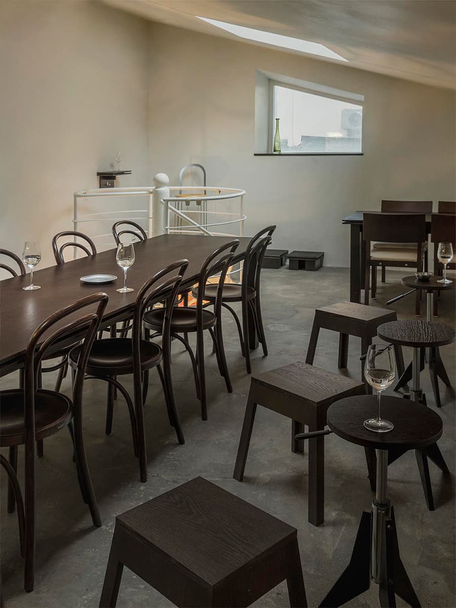 Камерный интерьер бара в историческом московском дворе — проект Веры Вакуловой