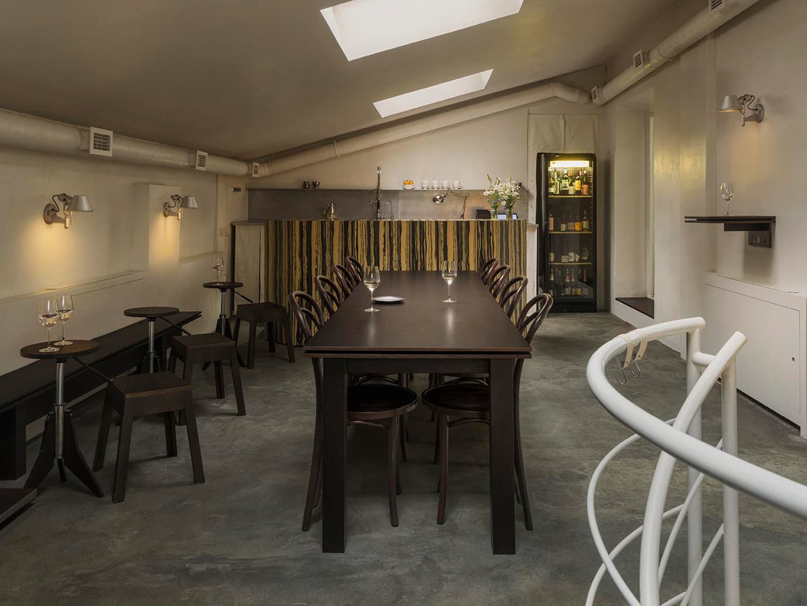 Камерный интерьер бара в историческом московском дворе — проект Веры Вакуловой