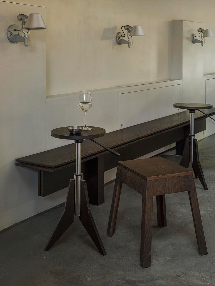 Камерный интерьер бара в историческом московском дворе — проект Веры Вакуловой