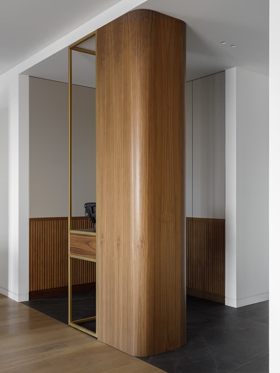 Радиусные объемы и итальянские светильники в интерьере челябинской квартиры — проект Starikova Architects