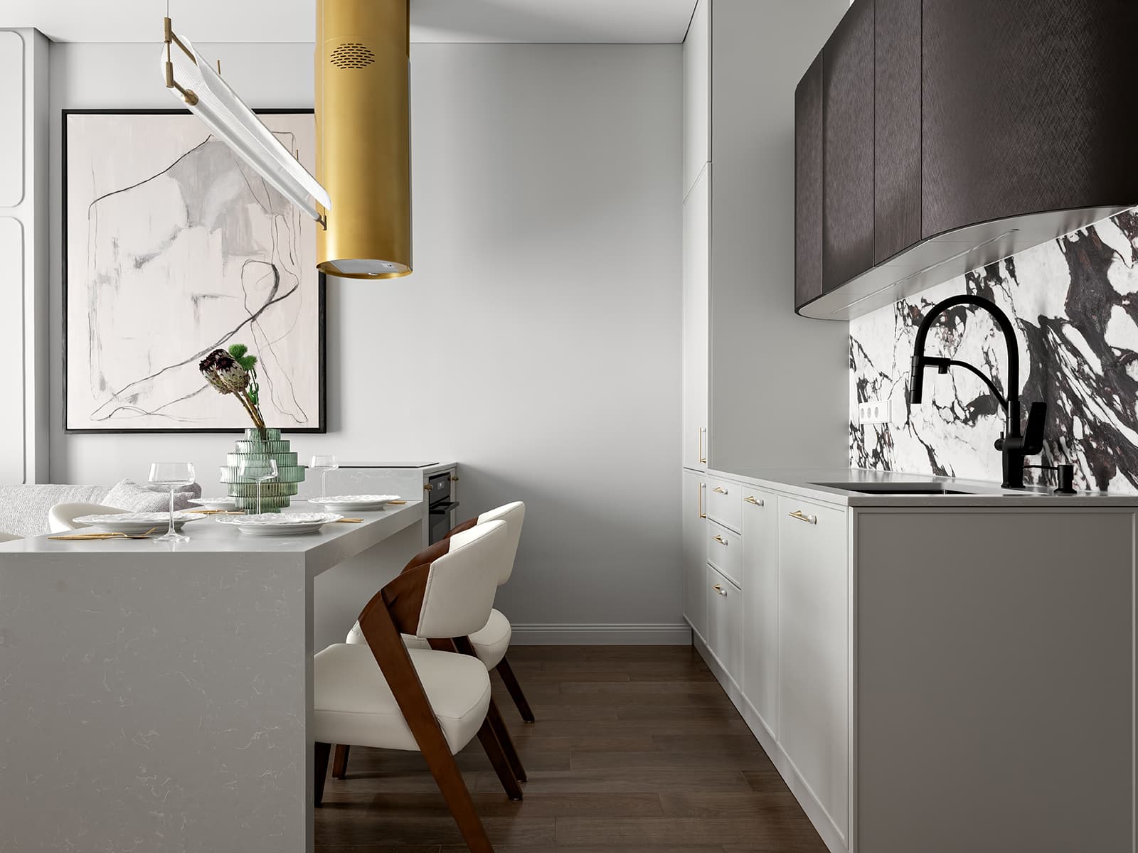 Контрастный керамогранит в интерьере квартиры под сдачу в аренду — проект Yuloo Studio