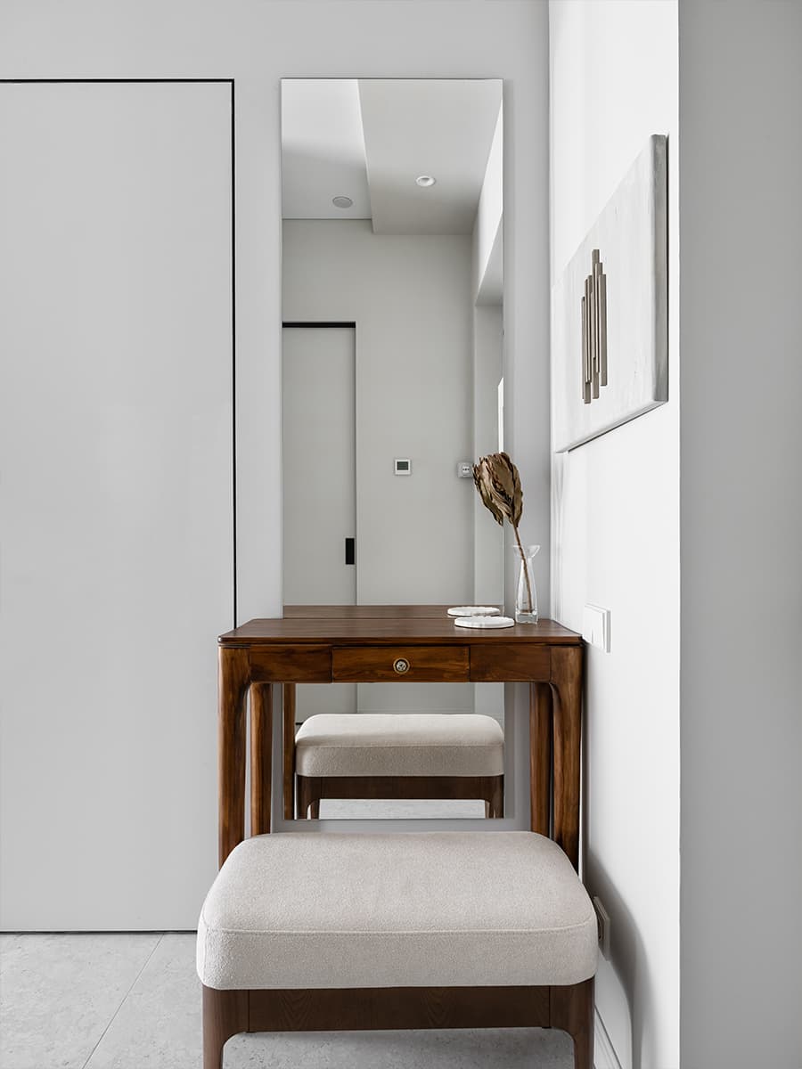 Контрастный керамогранит в интерьере квартиры под сдачу в аренду — проект Yuloo Studio