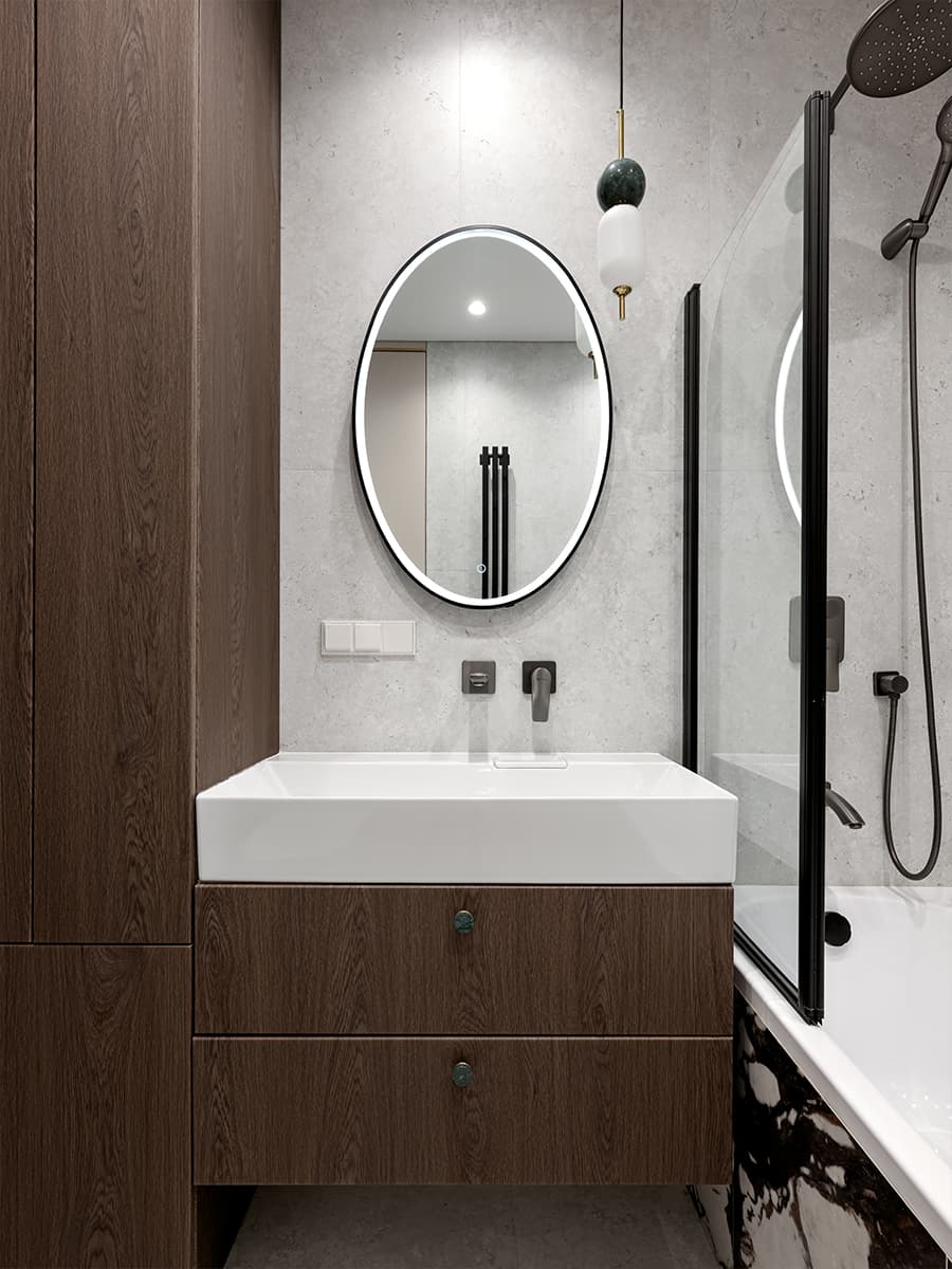 Контрастный керамогранит в интерьере квартиры под сдачу в аренду — проект Yuloo Studio