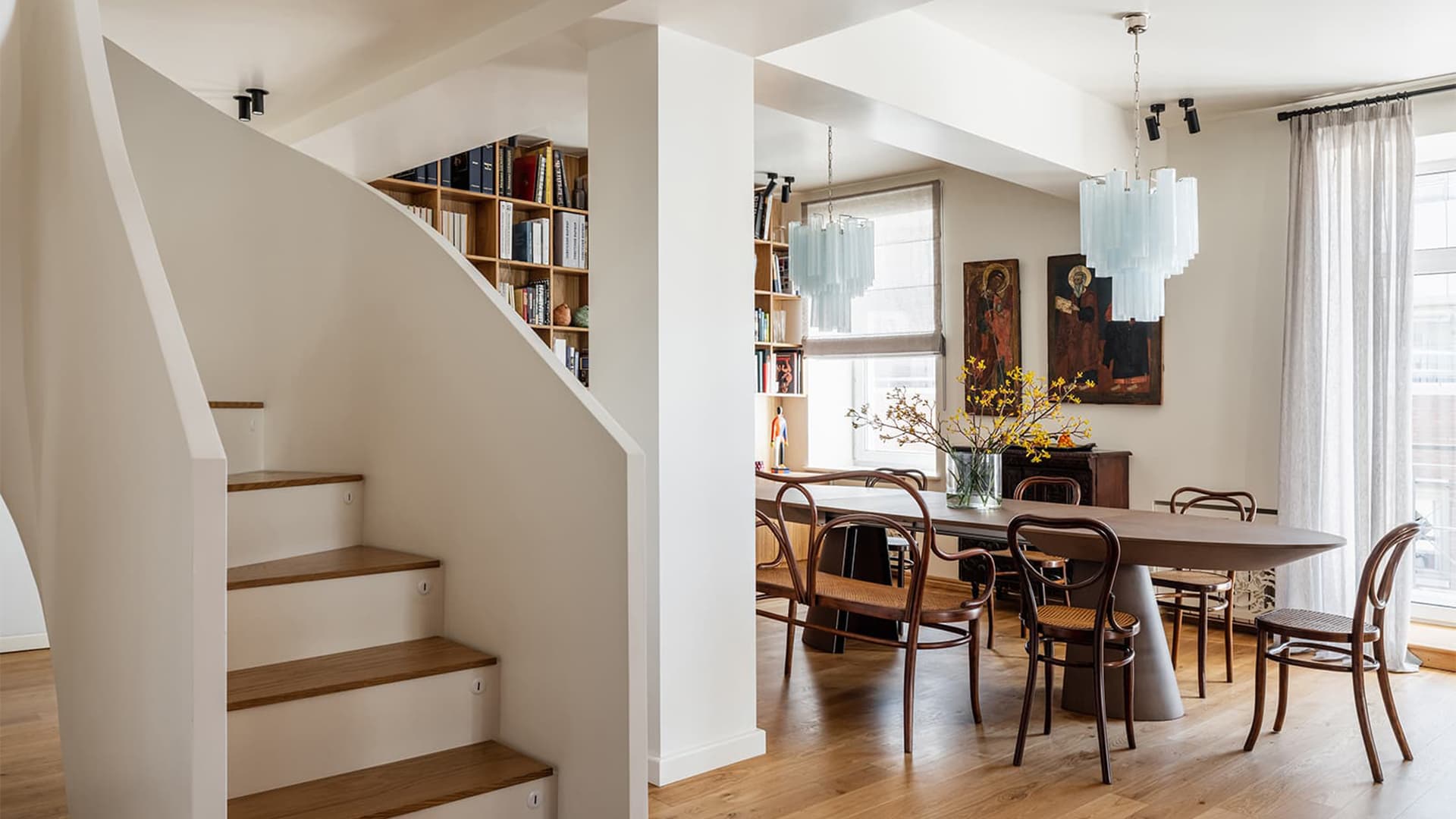 15 интерьеров с винтажной мебелью и светом