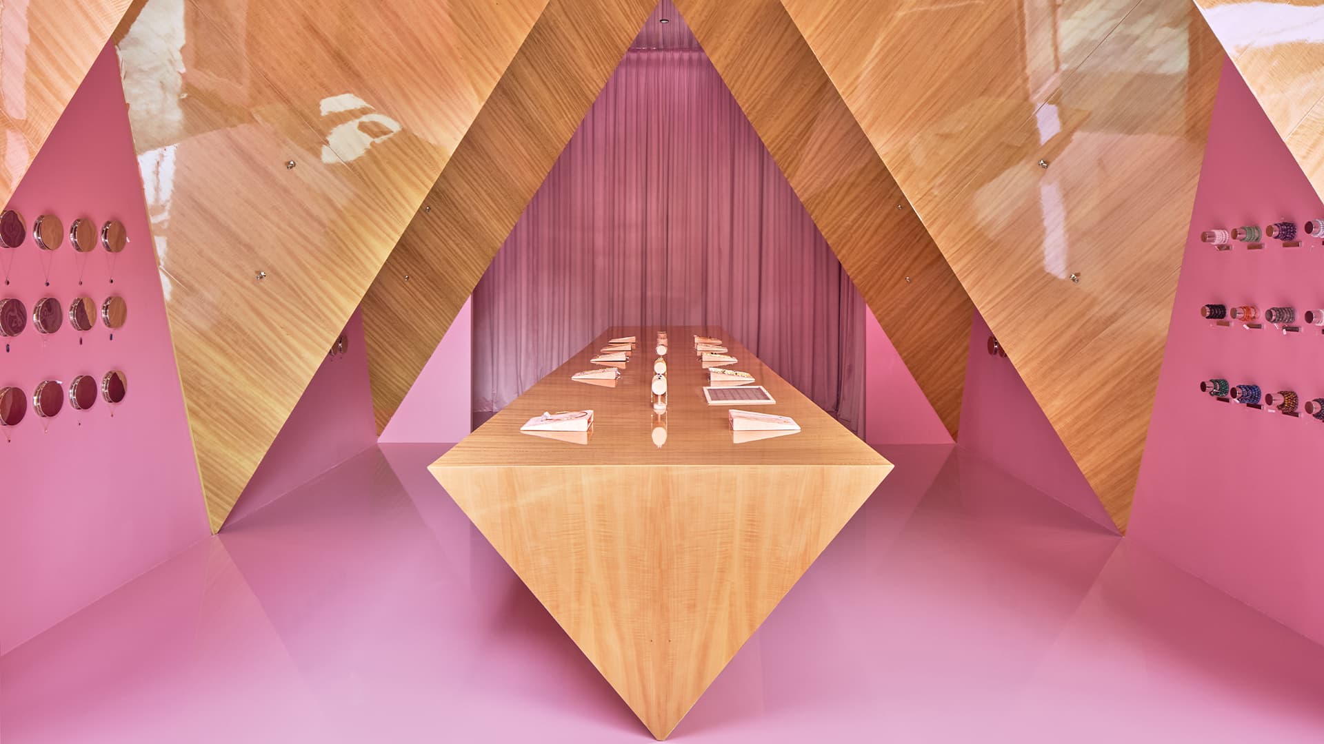 Образы кристаллов в интерьере магазина украшений — проект Елены Локастовой