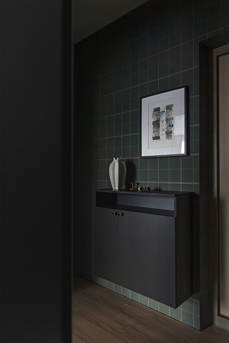 Обволакивающий интерьер компактной квартиры для мужчины — проект дизайн-студии «Воздух»