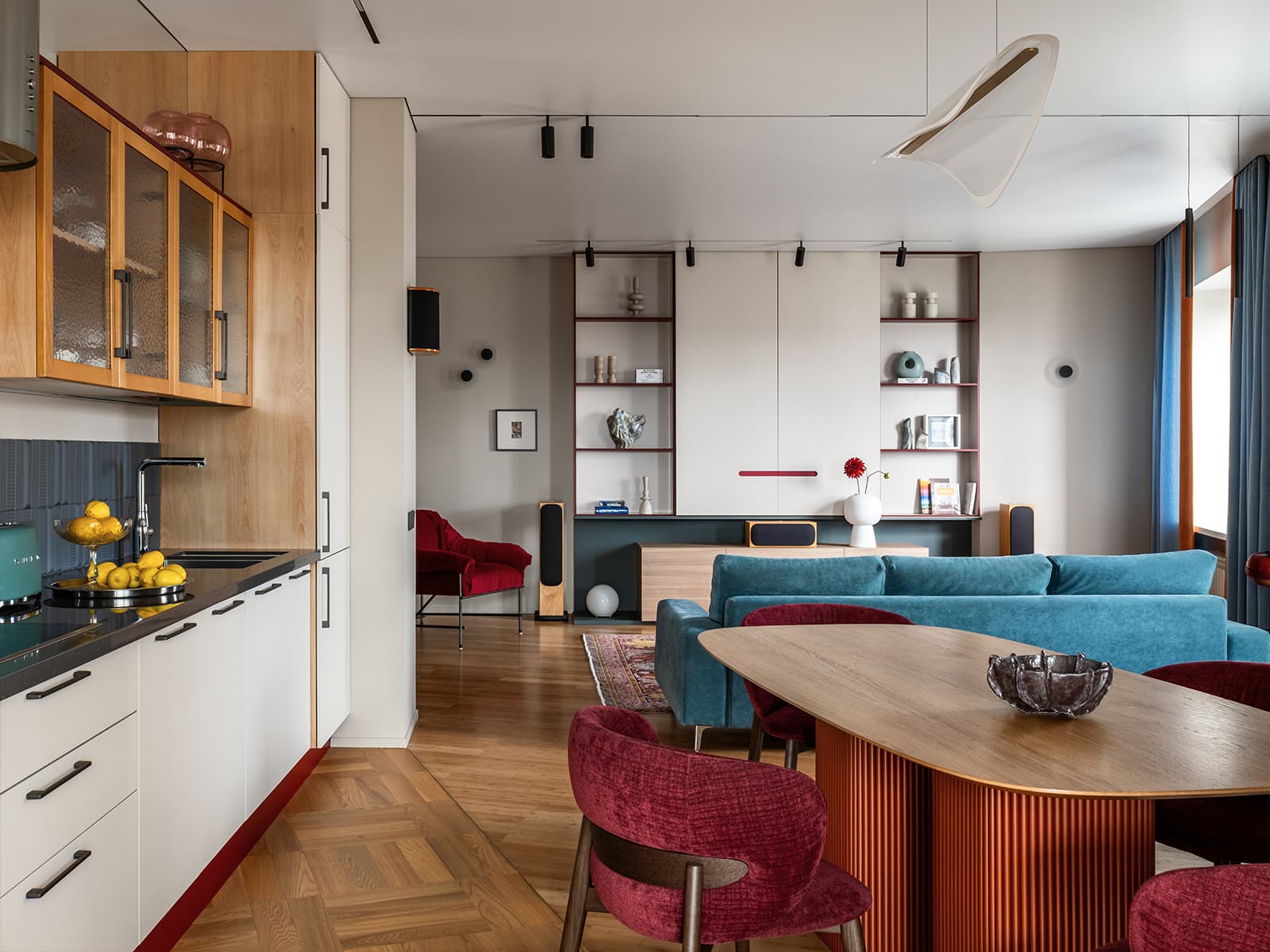 Красочные контрасты и предметы с историей в интерьере для семьи дизайнера — проект Надежды Кривоножко