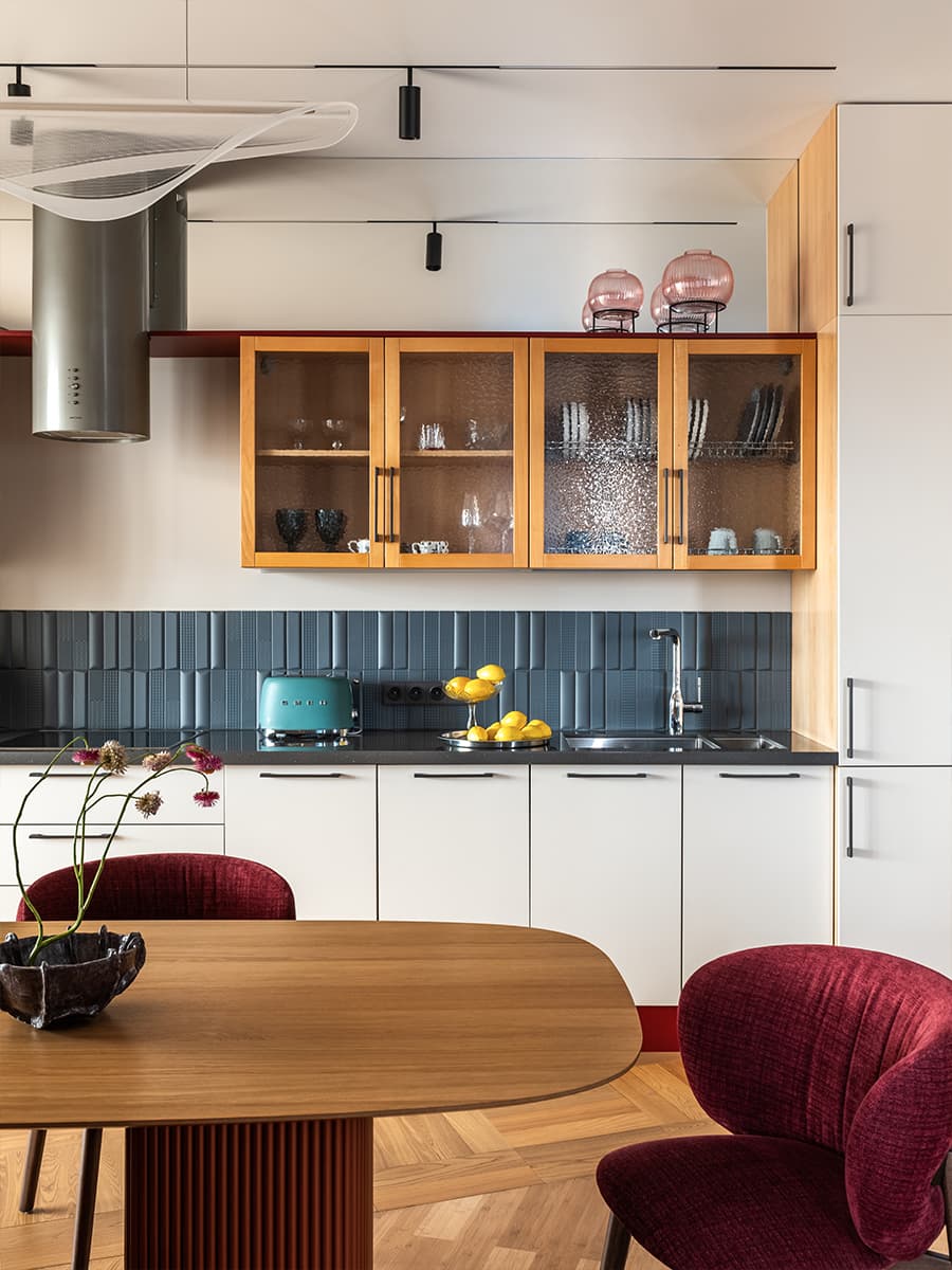 Красочные контрасты и предметы с историей в интерьере для семьи дизайнера — проект Надежды Кривоножко