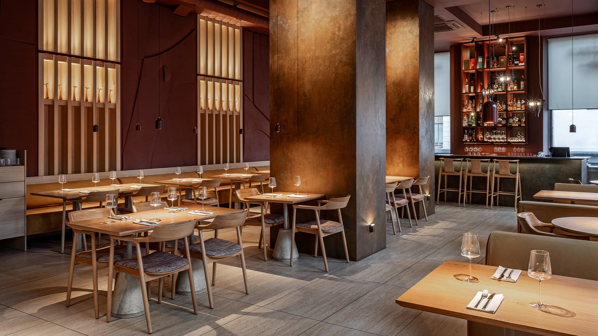 Глубокий коричневый цвет и светлое дерево в интерьере минского ресторана — проект Анны Кравченко и Светланы Лойко Глубокий коричневый цвет и светлое дерево в интерьере минского ресторана — проект Анны Кравченко и Светланы Лойко