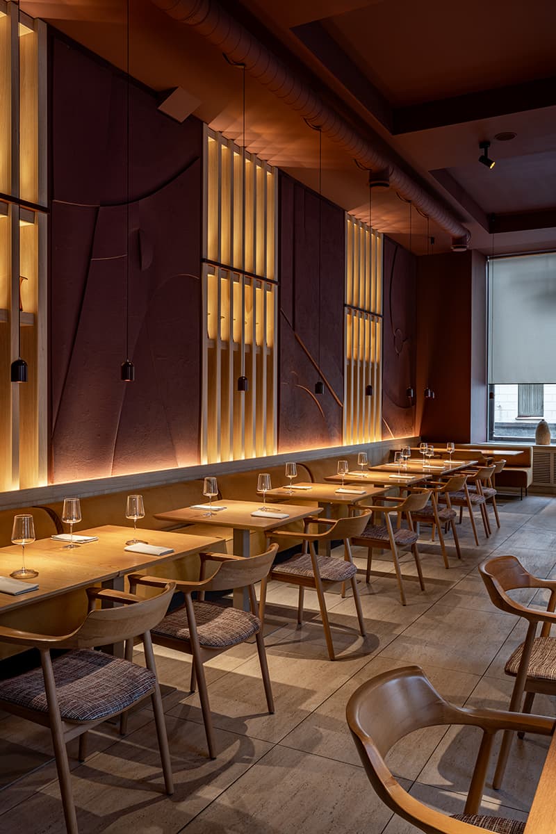 Глубокий коричневый цвет и светлое дерево в интерьере минского ресторана — проект Анны Кравченко и Светланы Лойко