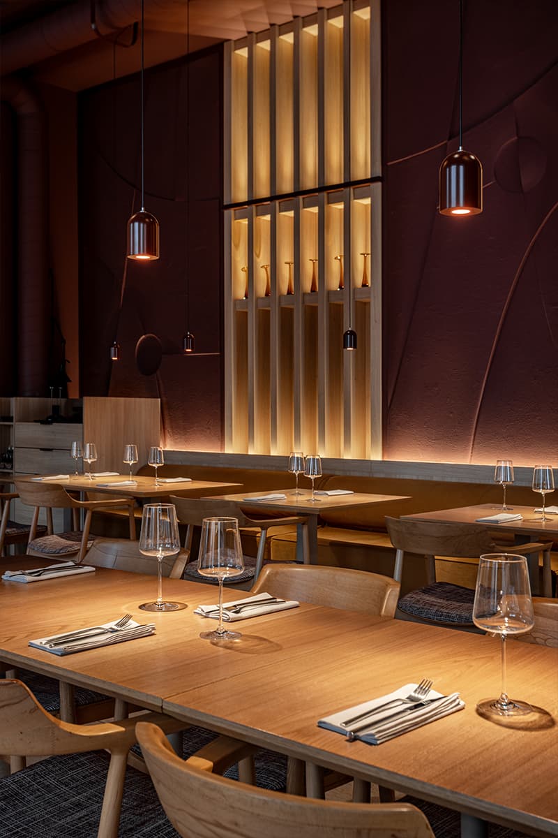 Глубокий коричневый цвет и светлое дерево в интерьере минского ресторана — проект Анны Кравченко и Светланы Лойко