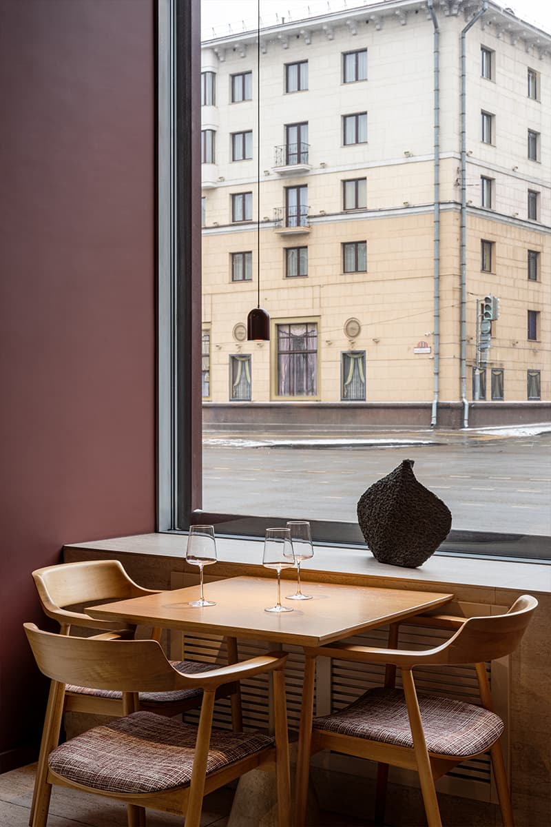 Глубокий коричневый цвет и светлое дерево в интерьере минского ресторана — проект Анны Кравченко и Светланы Лойко