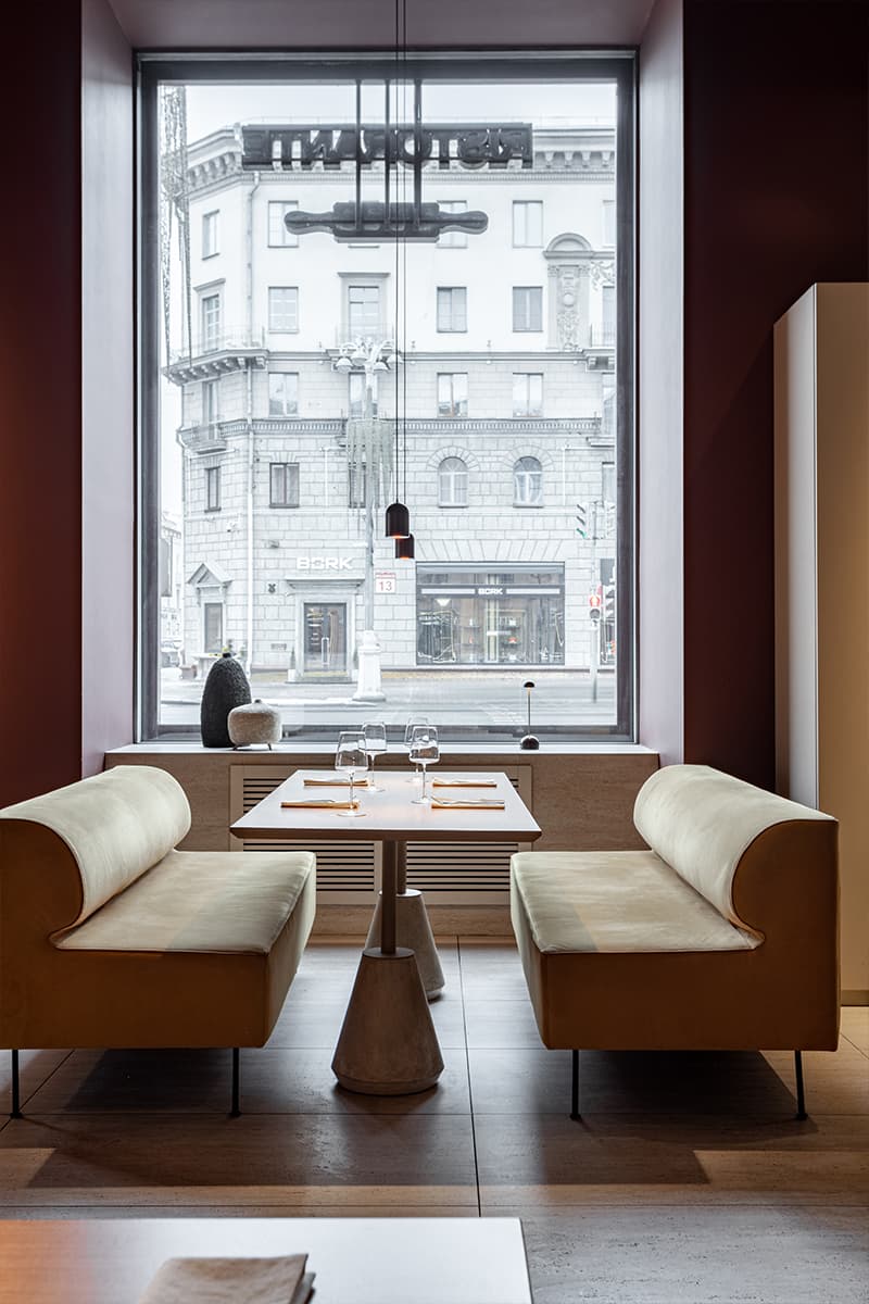 Глубокий коричневый цвет и светлое дерево в интерьере минского ресторана — проект Анны Кравченко и Светланы Лойко